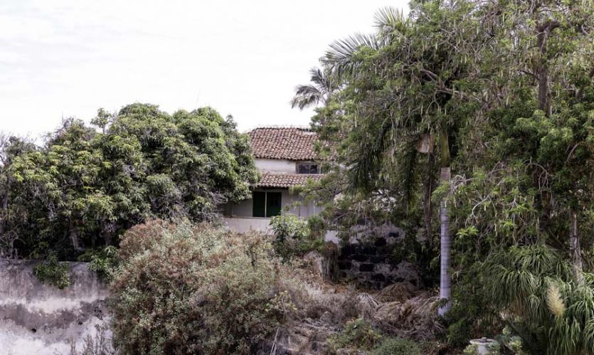 Tenerife localizaciones rodajes cine tv foto colonial descuidado abandonado malas hierbas descuidado jardín matorrales tejado tejas América Latina abandonado en ruinas