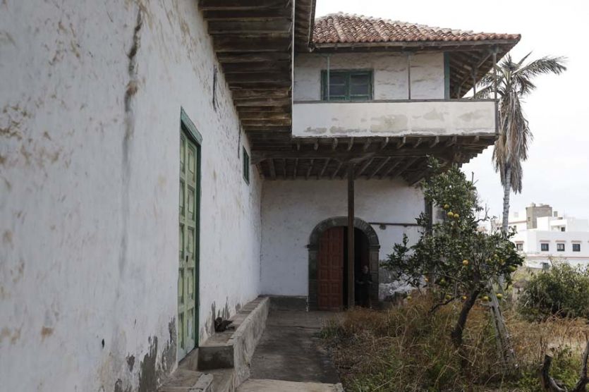 Tenerife localizaciones rodajes cine tv foto América Latinan colonial casa balcón tejado tejas hacienda casa señorial solariega jardín matorrales