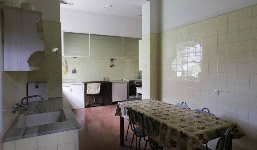 Tenerife localizaciones rodajes cine tv foto los 50 azulejo cocina blanco armarios cocina antigua de hierro encimera mármol amplio grande espacioso nevera los 60