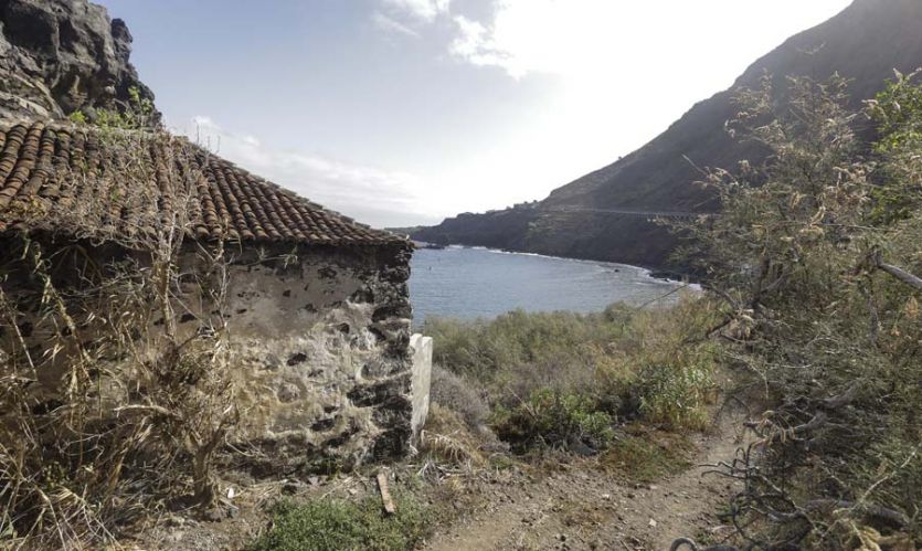 Tenerife localizaciones rodajes cine tv foto pintoresco curioso piedra casita mar tejado tejas litoral costa callaos camino pista de tierra vegetación montaña colina rocoso volcánico