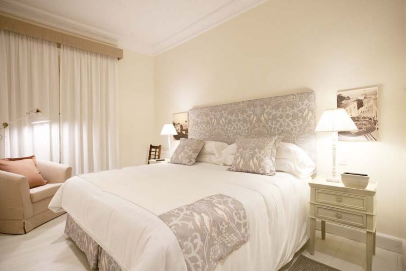 Tenerife localizaciones rodajes cine tv foto lujoso dormitorio habitación cama amplio casa señorial solariega siglo XVIII mansión grande espacioso alto cabecero telas