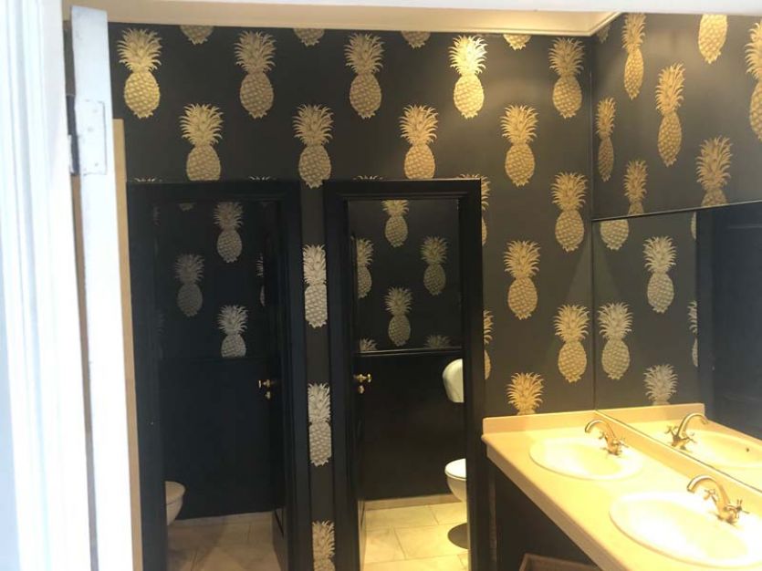 Tenerife localizaciones rodajes cine tv foto baño aseo lavabo lavamanos encimera moderno elegante espejo de pared papel pintado piñas ananás