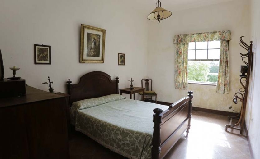 Tenerife localizaciones rodajes cine tv foto amplio dormitorio habitación cama de madera casa señorial de campo finca caserón banana plátano