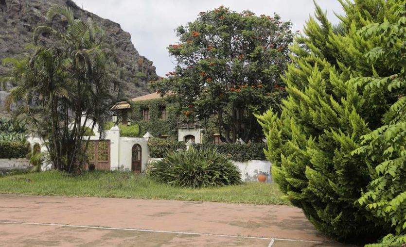Tenerife localizaciones rodajes cine tv foto antiguo cancha de tenis arbustos árboles finca platanera mar 