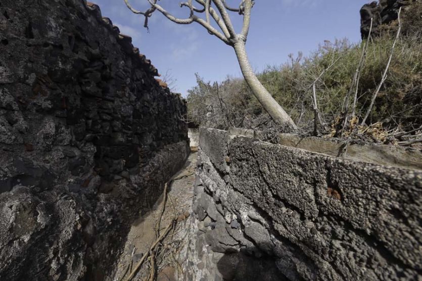 Tenerife localizaciones rodajes cine tv foto descuidado abandonado en ruinas casa tejado hundido piedra muros tejado tejas rural mar aislado
