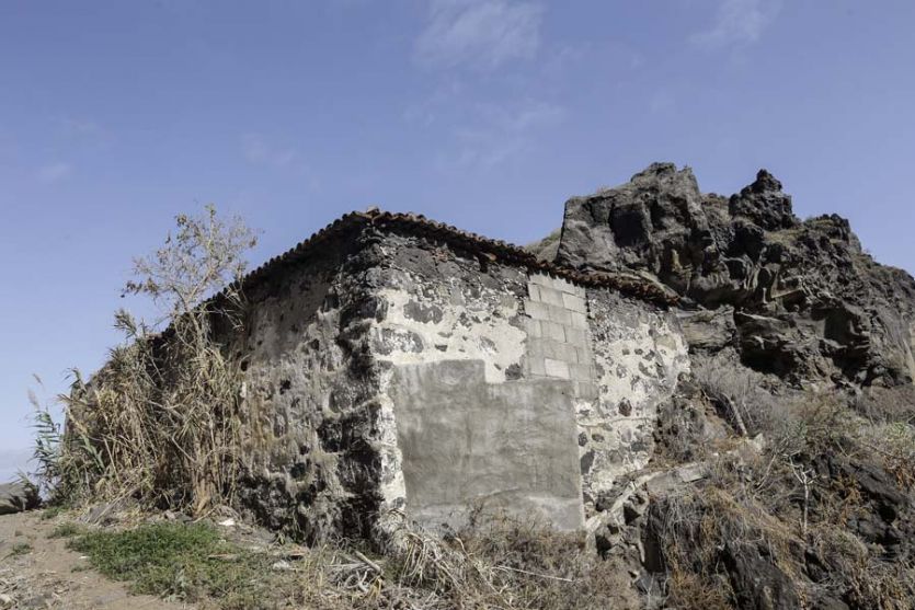 Tenerife localizaciones rodajes cine tv foto descuidado abandonado en ruinas casa tejado hundido piedra muros tejado tejas rural mar aislado