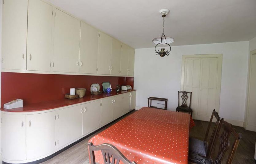 Tenerife localizaciones rodajes cine tv foto los 50 cocina blanco armarios pared roja amplio grande espacioso nevera los 60