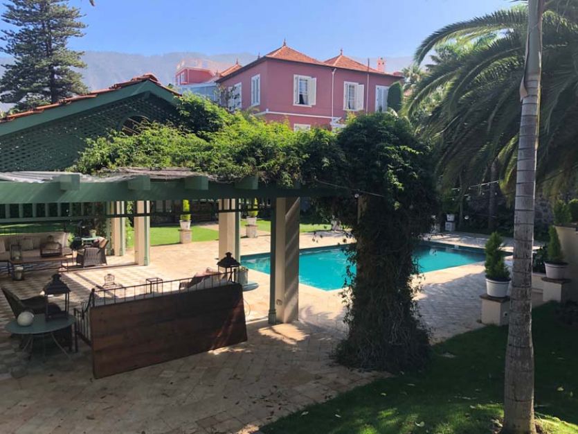 Tenerife localizaciones rodajes cine tv foto piscina frondoso jardín terraza palmeras césped pérgola arbustos