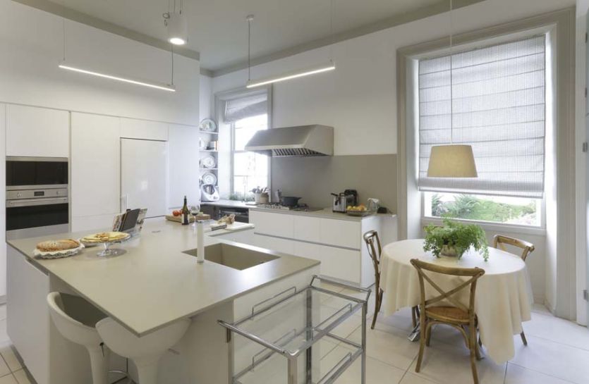 Tenerife localizaciones rodajes cine tv foto moderno elegante amplio cocina blanca isla armarios office