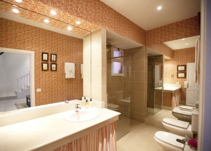 Tenerife localizaciones rodajes cine tv foto baño aseo lavabo lavamanos encimera moderno elegante espejo de pared ducha papel pintado flores
