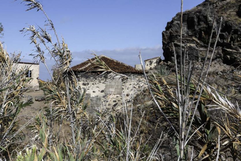 Tenerife localizaciones rodajes cine tv foto descuidado abandonado en ruinas casa piedra muros tejado hundido rural mar aislado