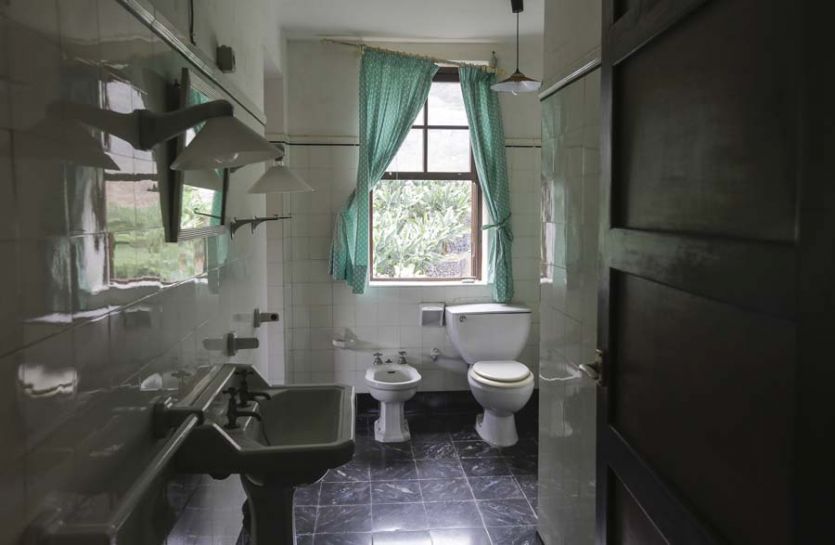 Tenerife localizaciones rodajes cine tv foto baño lavabo años 60 azulejos blancos bañera lavamanos