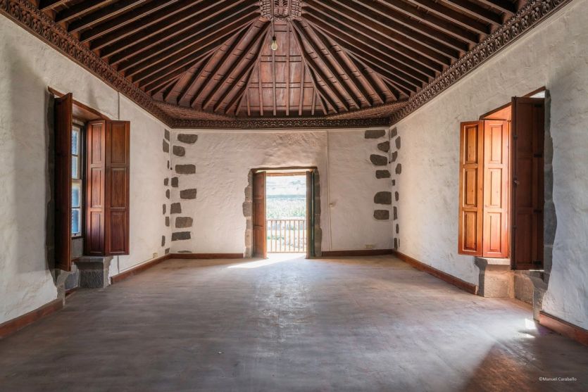 Tenerife localizaciones rodajes cine tv foto sala cuarto de estar hall panelado madera techo raro curioso inusual