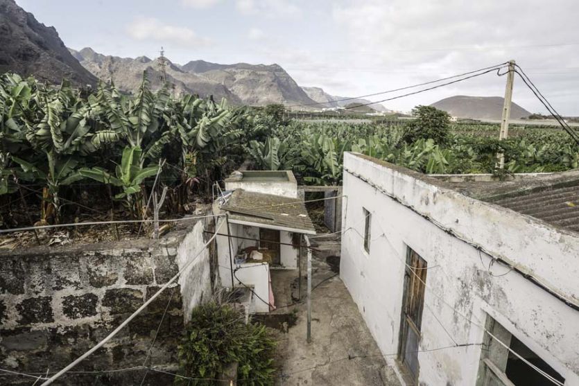 Tenerife localizaciones rodajes cine tv foto finca platanera descuidado abandonado fachadas, montañas muros pueblo América Latina