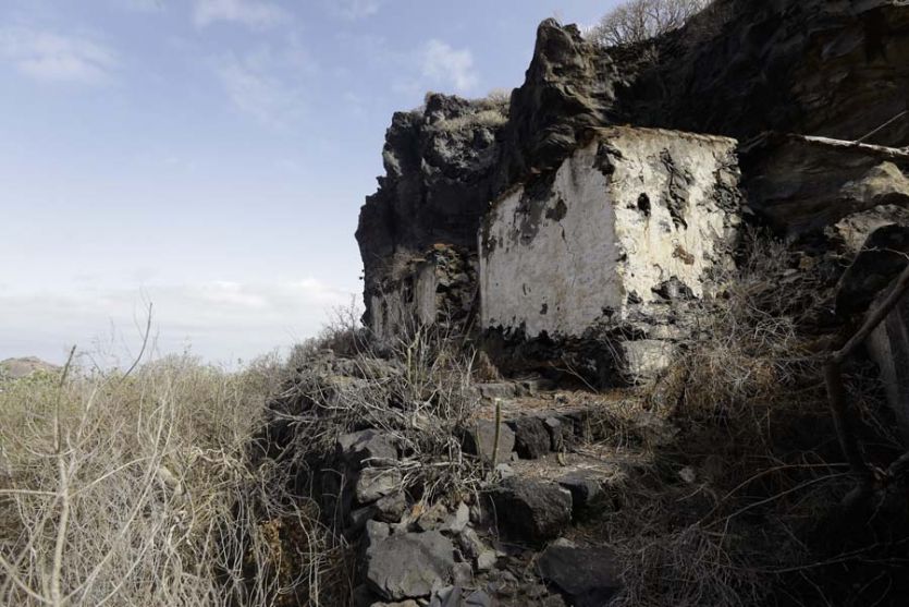 Tenerife localizaciones rodajes cine tv foto descuidado abandonado en ruinas casa piedra muros tejado tejas rural mar aislado tejado hundido
