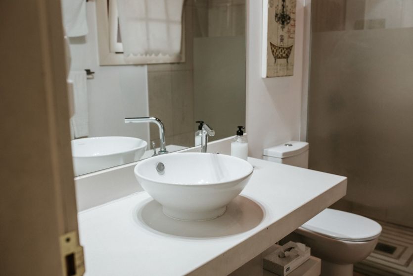 Tenerife localizaciones rodajes cine tv foto baño lavabo años 60 azulejos blancos bañera lavamanos