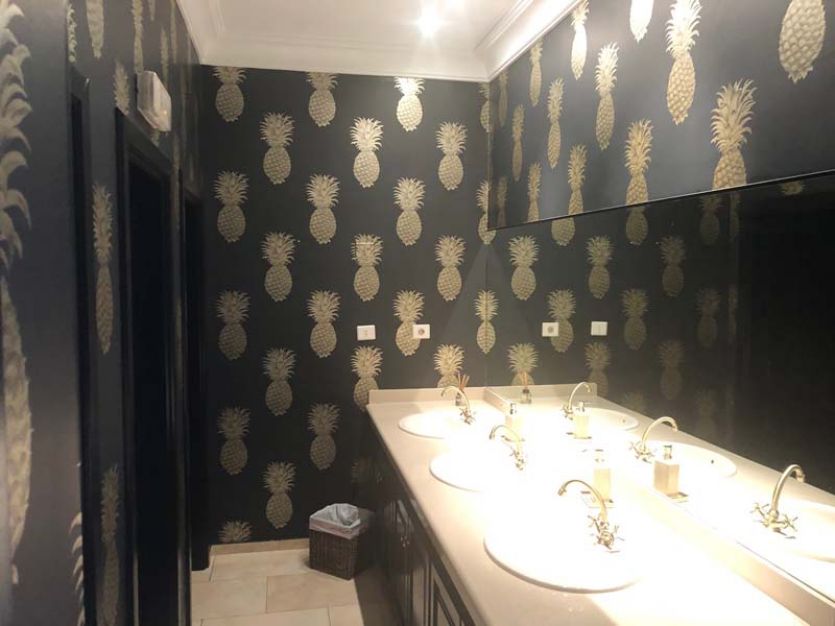 Tenerife localizaciones rodajes cine tv foto baño aseo lavabo lavamanos encimera moderno elegante espejo de pared papel pintado piñas ananás