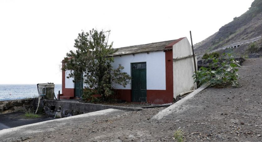 Tenerife localizaciones rodajes cine tv foto casa abandonada en ruinas mar puerta verja portón pista de tierra colinas montañas