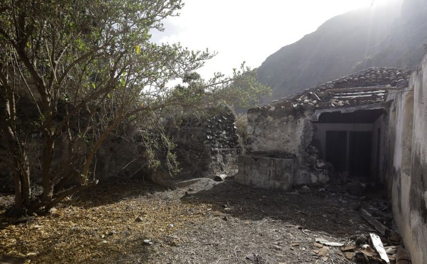 Tenerife localizaciones rodajes cine tv foto descuidado abandonado en ruinas casa piedra muros tejas tejado hundido rural mar aislado