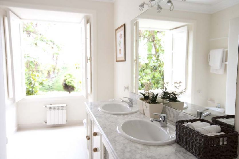 Tenerife localizaciones rodajes cine tv foto baño aseo lavabo lavamanos encimera moderno elegante espejo de pared ducha papel pintado flores